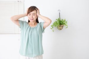 夫の浮気に絶望する妻