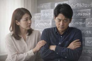話し合いの場で黙り込む夫と心配そうに見守る妻の様子｜夫が冷たくなる理由や防衛本能による心のシャットダウン、夫婦関係のすれ違いを表すイメージ