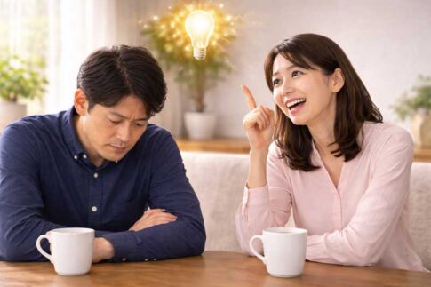 暗い表情でうつむく夫と、気づきを得たように明るい笑顔を見せる妻の対比｜夫婦のすれ違いから誤解に気づき関係修復のヒントを見つける瞬間を表すイメージ